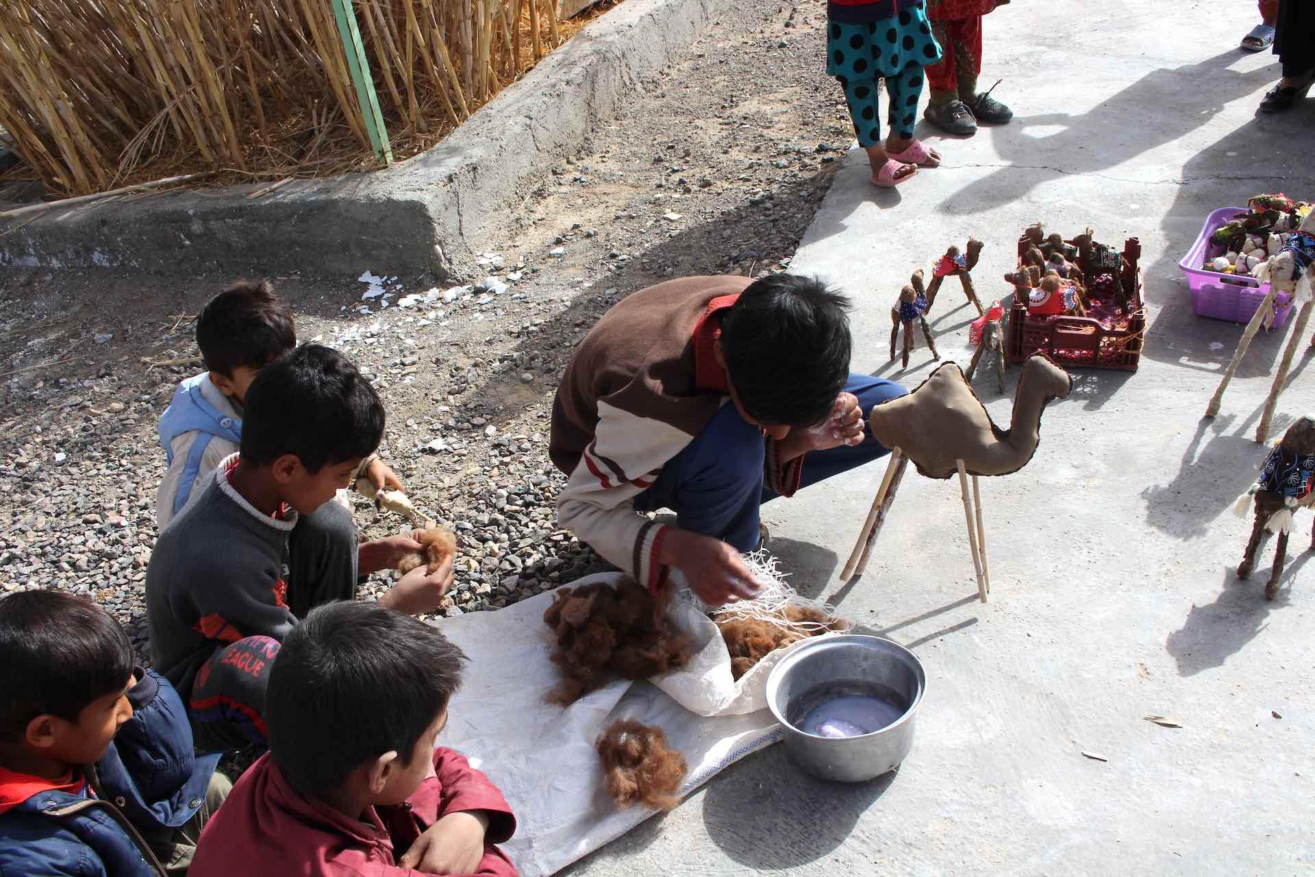 bambini al lavoro per realizzare i dromedari giocattolo