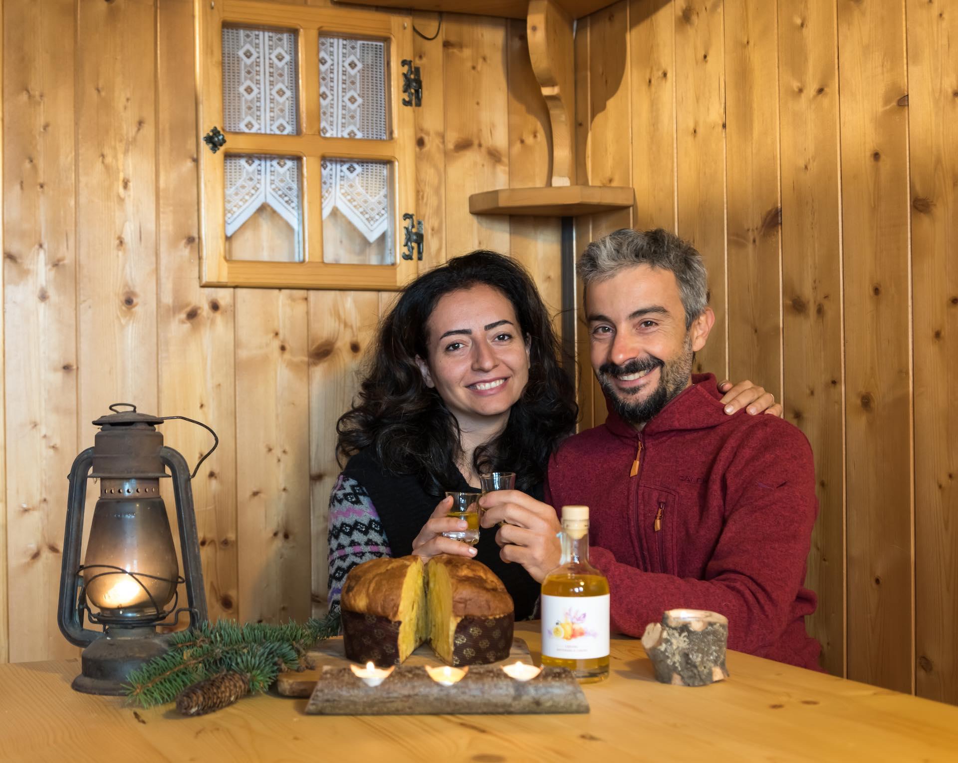 Ala Azadkia e Davide Tonna degustano il panettone allo zafferano Capolinea insieme al liquore allo zafferano Shirin Persia