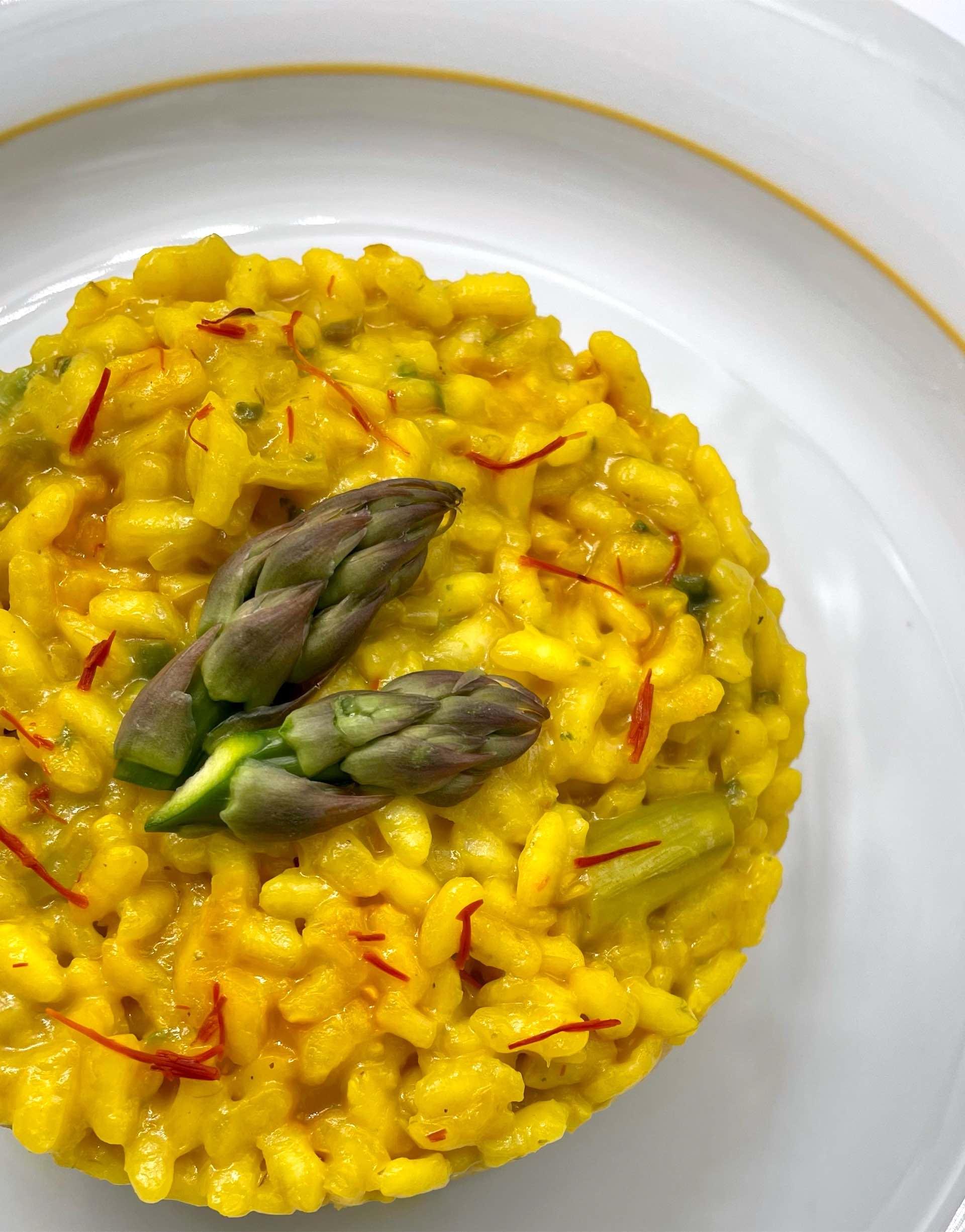 piatto con risotto agli asparagi e zafferano