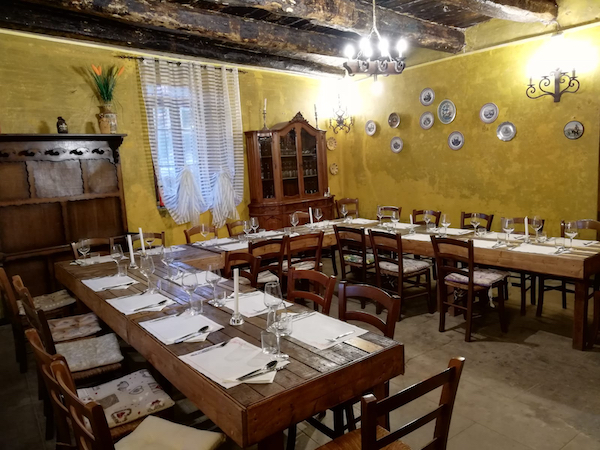 sala da pranzo della cascina Vidisello in cui si terrà la cena persiana di Varese