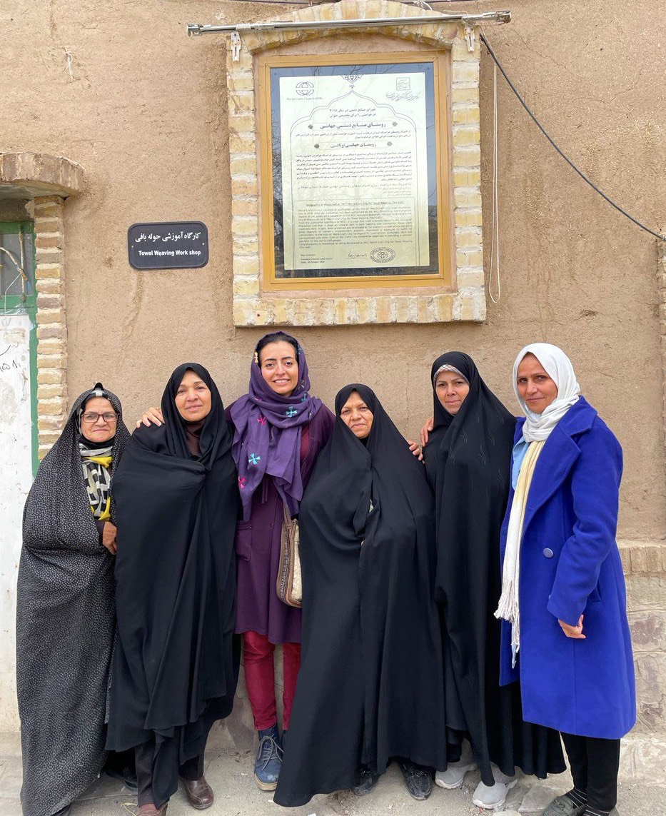 Ala azadkia in Iran con un gruppo di artigiane collaboratrici di Shirin Persia