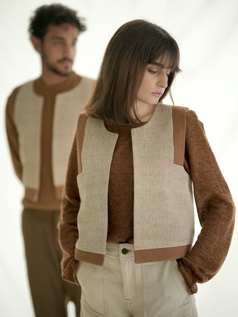 ein Mann und eine Frau tragen eine Weste aus Dromedarwolle