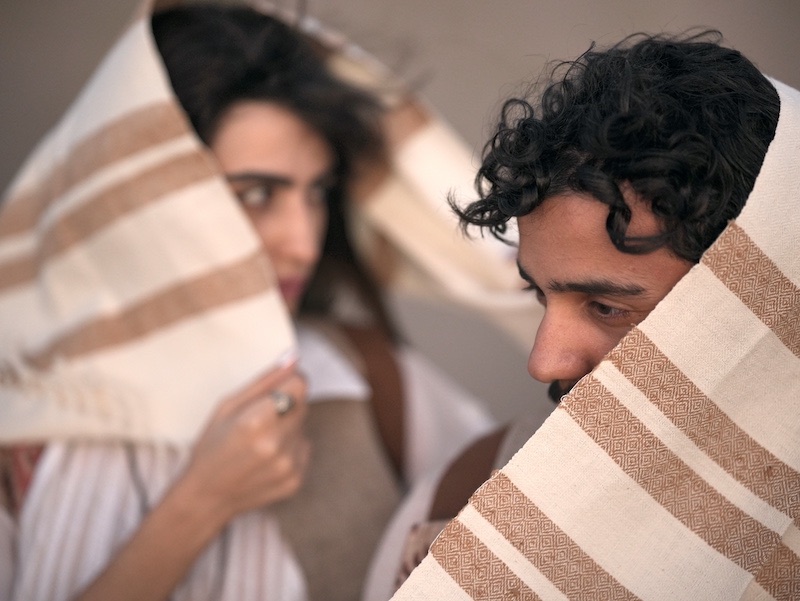 un uomo e una donna indossano le sciarpe realizzate con cotone marrone Malle in Iran