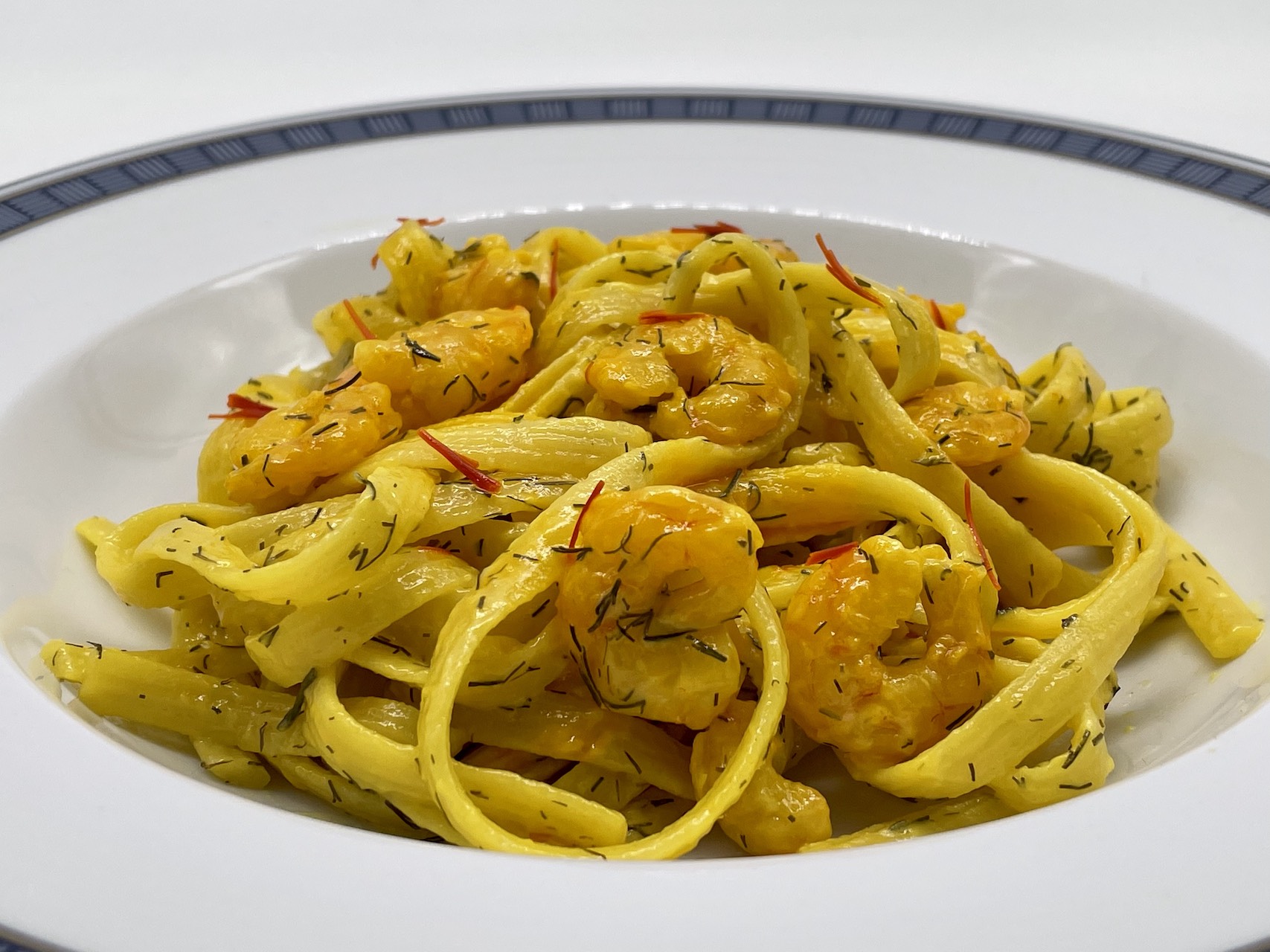 piatto di linguine con gamberi e crema allo zafferano