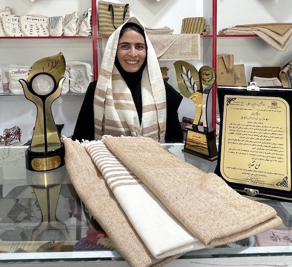maryam maestra di tessitura del cotone Malle in Iran