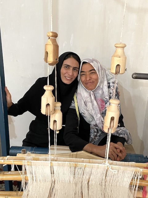Maryam e la sua collaboratrice Sakineh nella produzione delle sciarpe equo solidali in cotone marrone