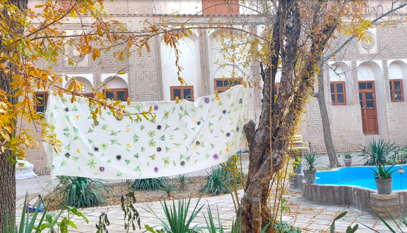 tessuto tinto con ecoprint steso ad asciugare in Iran